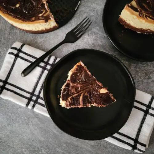Cheesecake with 2 slices cut out and put on small serving plates.