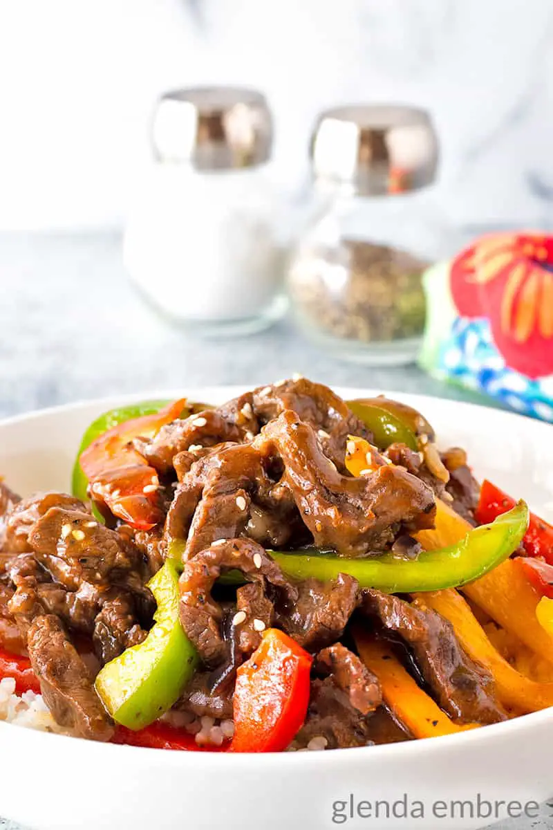 Pepper steak in a serving dish ready to eat.